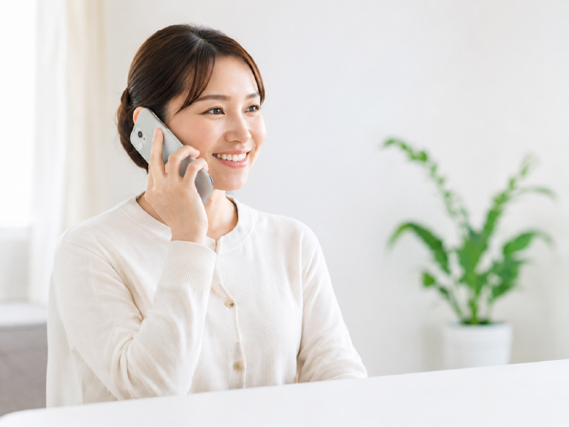 電話で問い合わせをする様子
