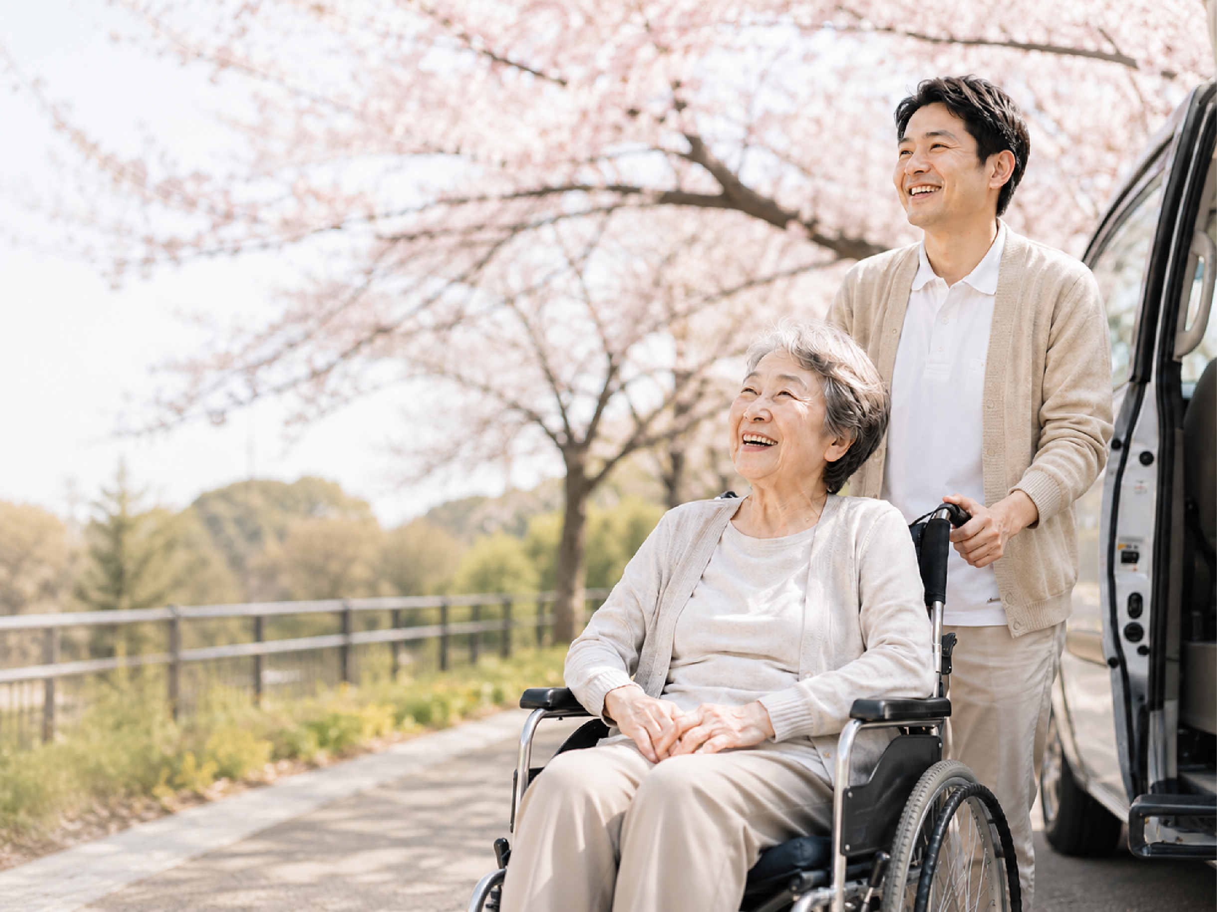 車いすの利用者と介護資格を持つドライバーがやさしく寄り添う様子